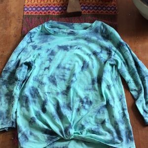 Medium length sleeve tie dye blue shirt